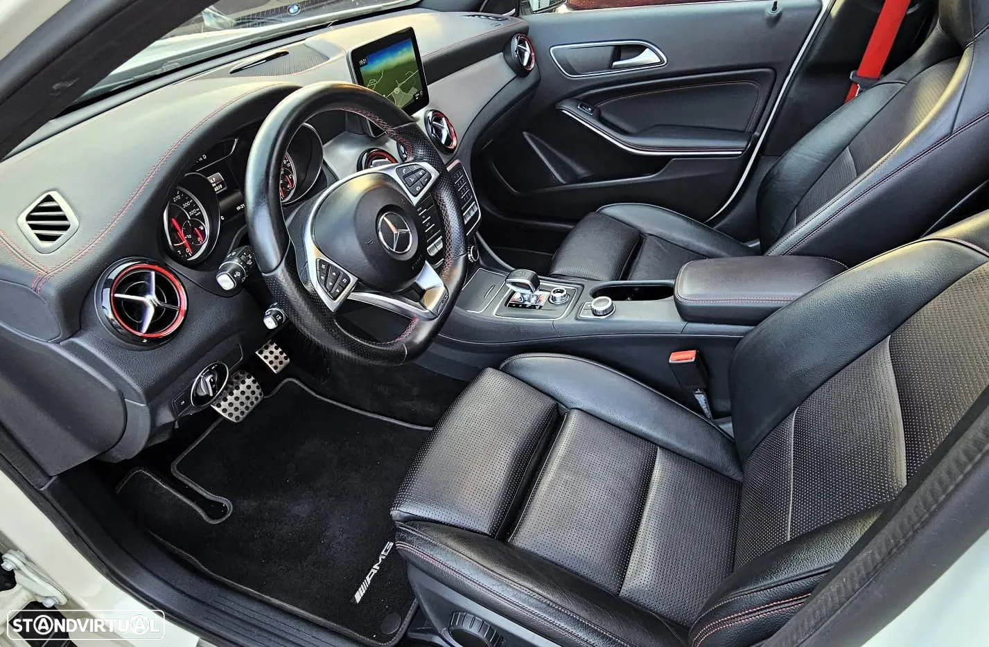 Mercedes-Benz GLA 45 AMG 4Matic Speedshift 7G-DCT - 32