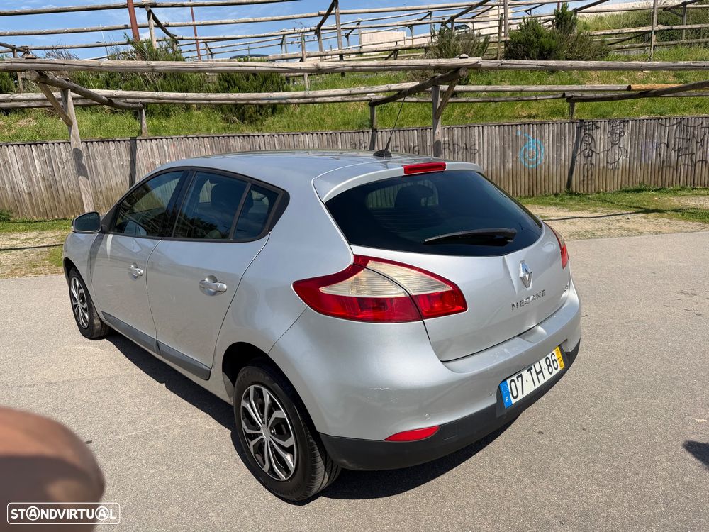 Renault Mégane 1.5 dCi Dynamique - 4
