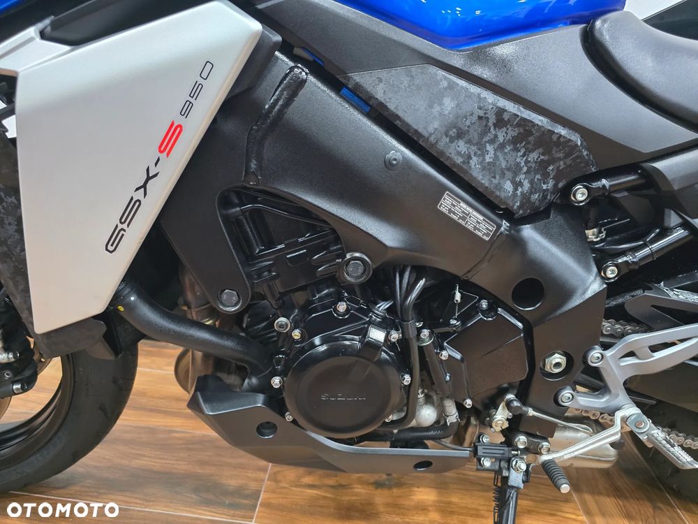 Suzuki GSX - 13