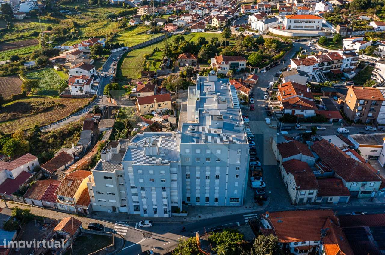Apartamento T2 com Garagem e Elevador em Baguim do Monte - Grande imagem: 2/44