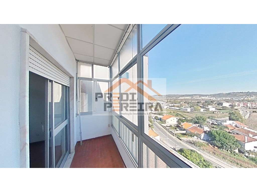 T3 no centro de Loures com bastante luminosidade, varanda com vista... - Grande imagem: 2/17