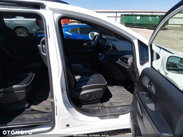 Chrysler Pacifica - 4