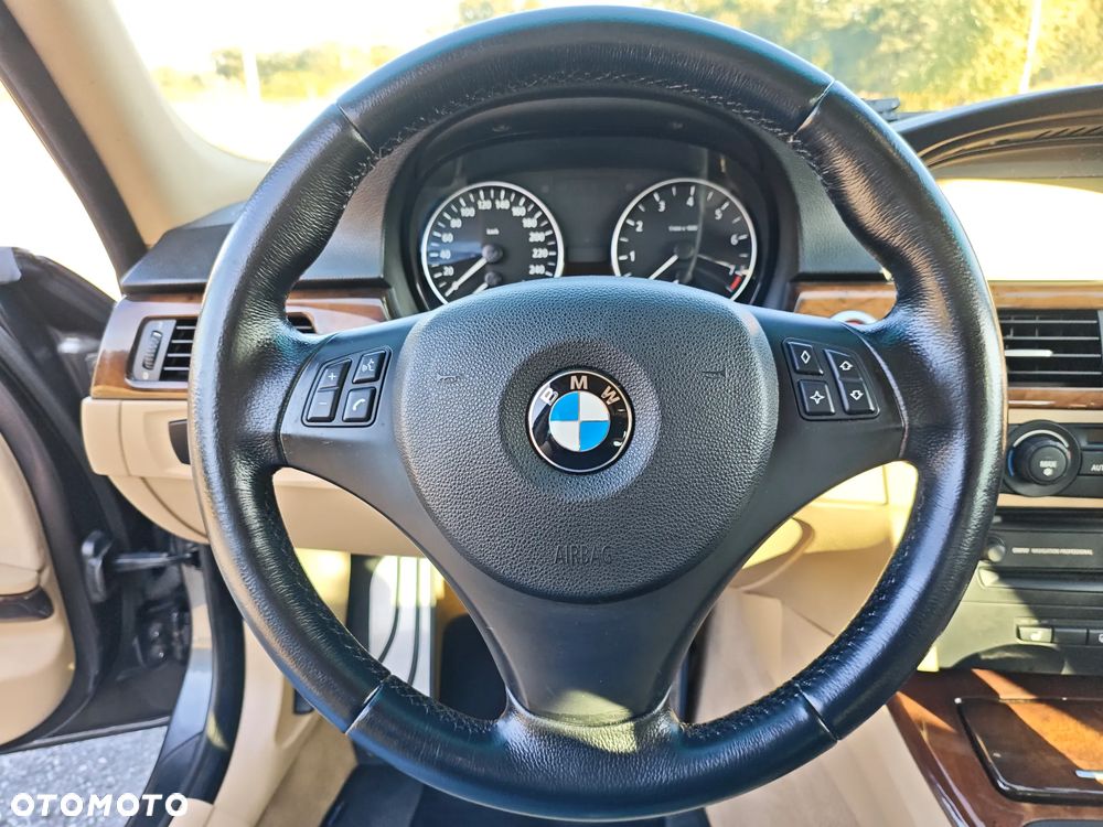 BMW Seria 3 330i - 22