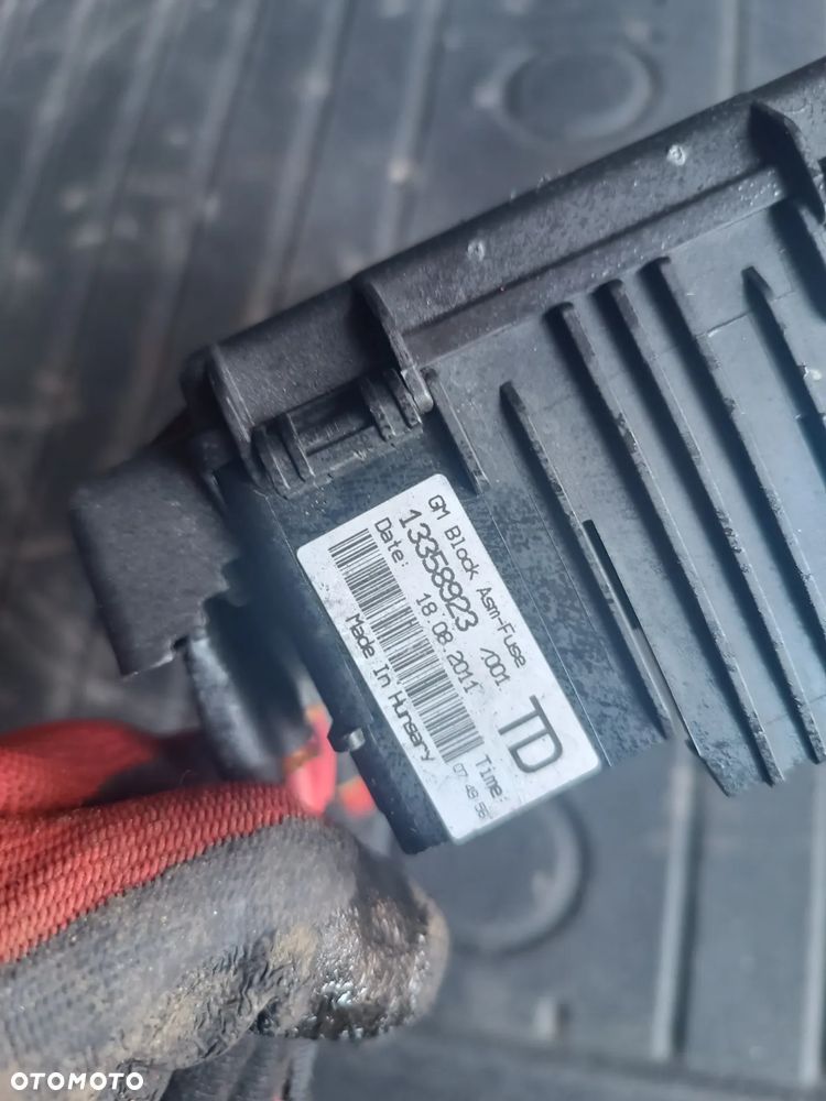 | OPEL INSIGNIA A KLEMA SKRZYNKA BEZPIECZNIKÓW AKUMULATORA 13358923 TD - 2