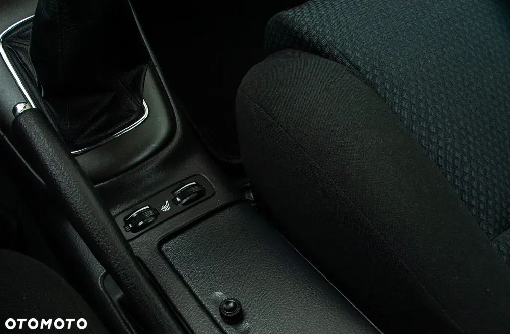 Toyota Avensis 1.8 VVT-i Combi - 33