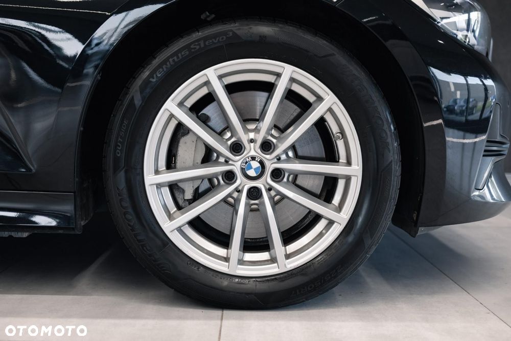 BMW Seria 3 330i Advantage - 38