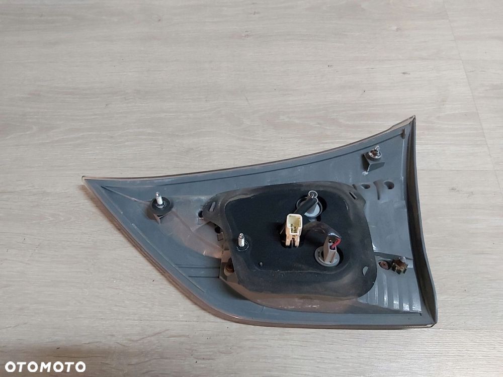 TOYOTA Sienna Sport lampa lewy tył lewa tylna w klapę - 4