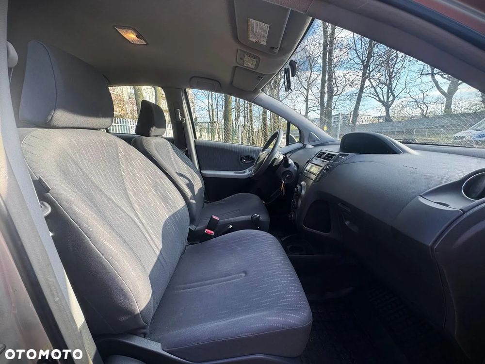 Toyota Yaris - 10