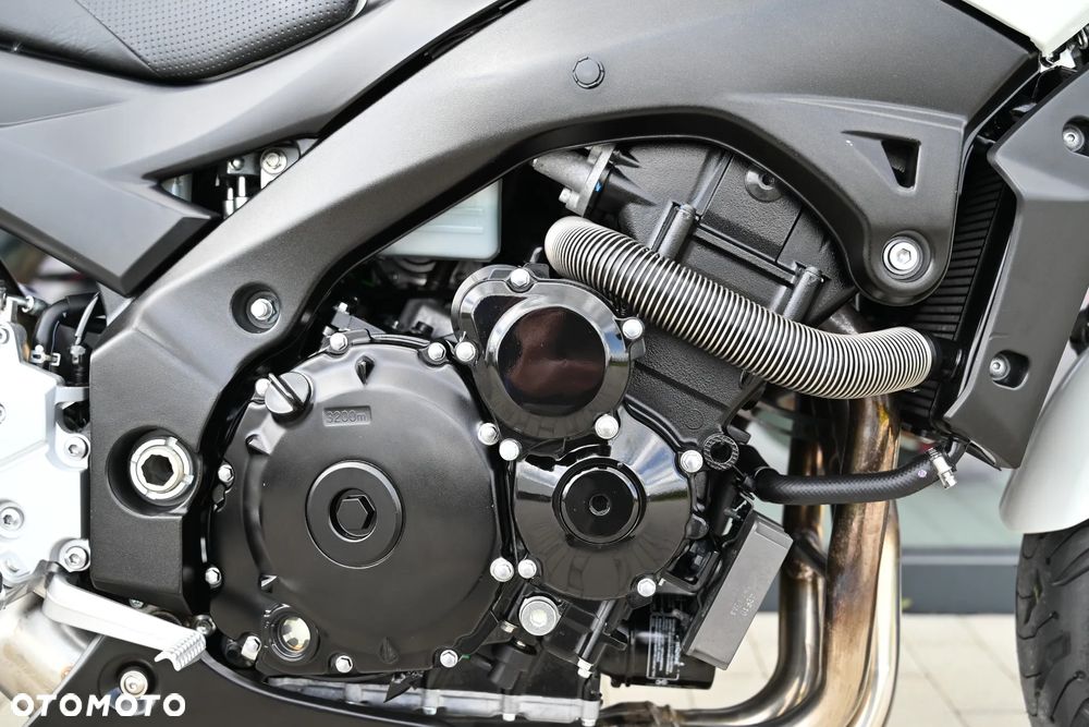 Suzuki GSR - 10
