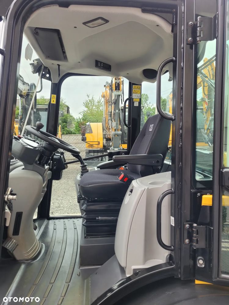 Caterpillar 906M / nowy model 2022r. / łyżka otwierana + widły / SUPER STAN - 20