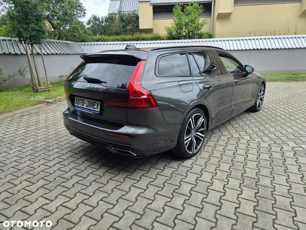 Volvo V60 T8 AWD Plug-In Hybrid R-Design - 9