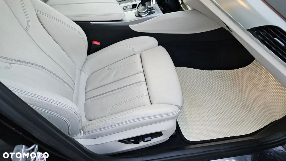 BMW Seria 5 520d xDrive - 14