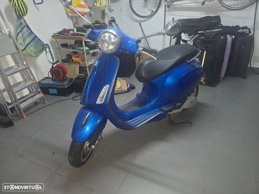 Piaggio Vespa GTS - 1