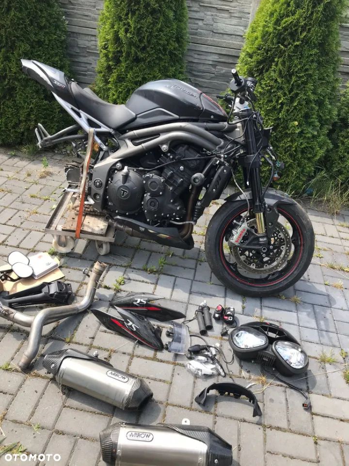 Triumph Speet Triple 1050 RS  Lampa nakładka baku  Arrow                           bok   wydech Arrow - 1
