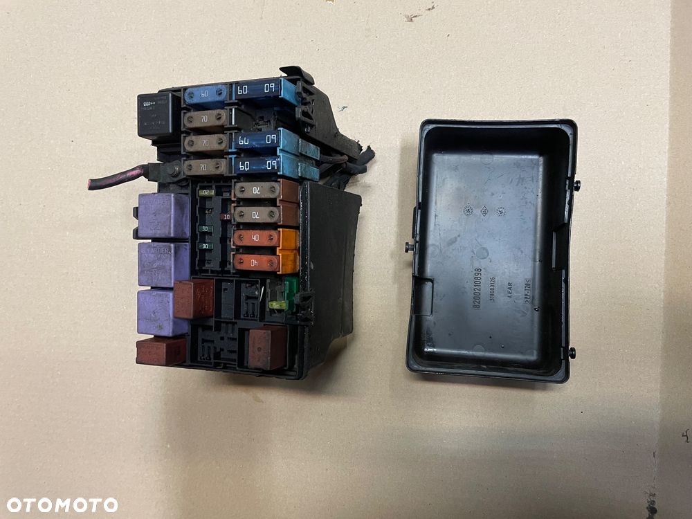 8200445566 skrzynka bezpieczników Renault laguna 2 II lift - 1
