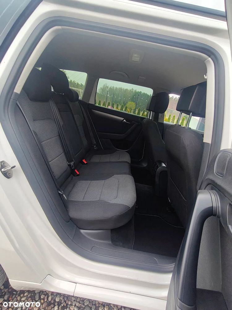 Volkswagen Passat - 12
