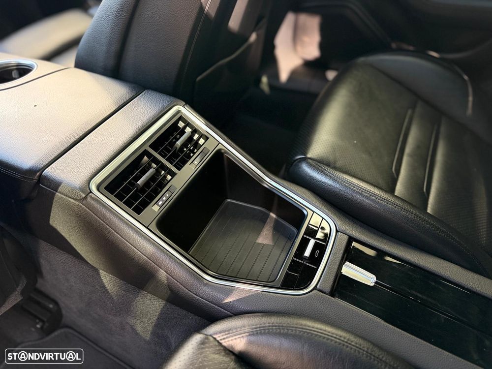 Porsche Panamera 4 E-Hybrid - 28