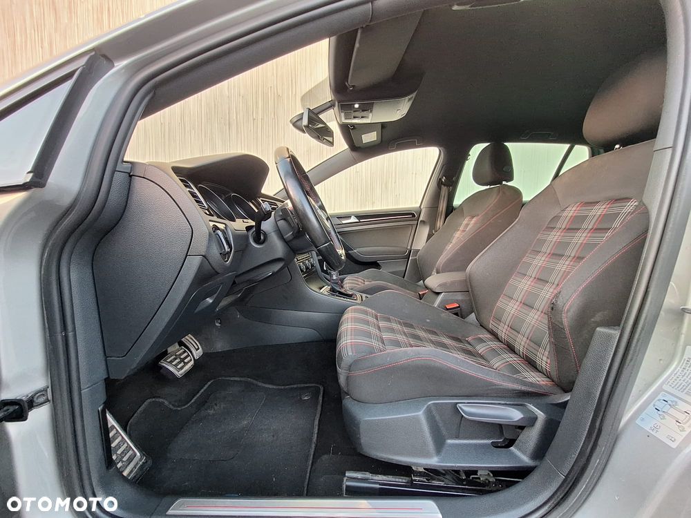 Volkswagen Golf - 18