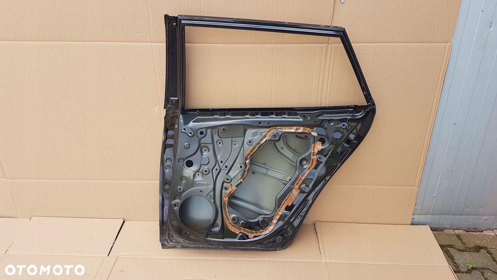 DRZWI TYŁ PRAWY TOYOTA COROLLA E21 KOMBI 18- - 11