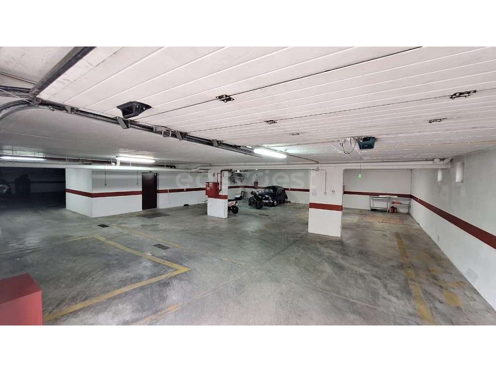 Apartamento T3 com 152 m2, com parqueamento na garagem localizado n... - Grande imagem: 2/25