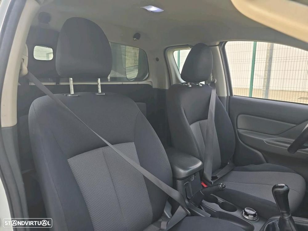 Mitsubishi L200 2.4 DI-D Club Invite 4WD c/IVA - 9