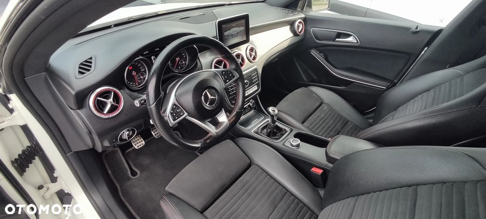 Mercedes-Benz CLA 180 AMG Line - 26