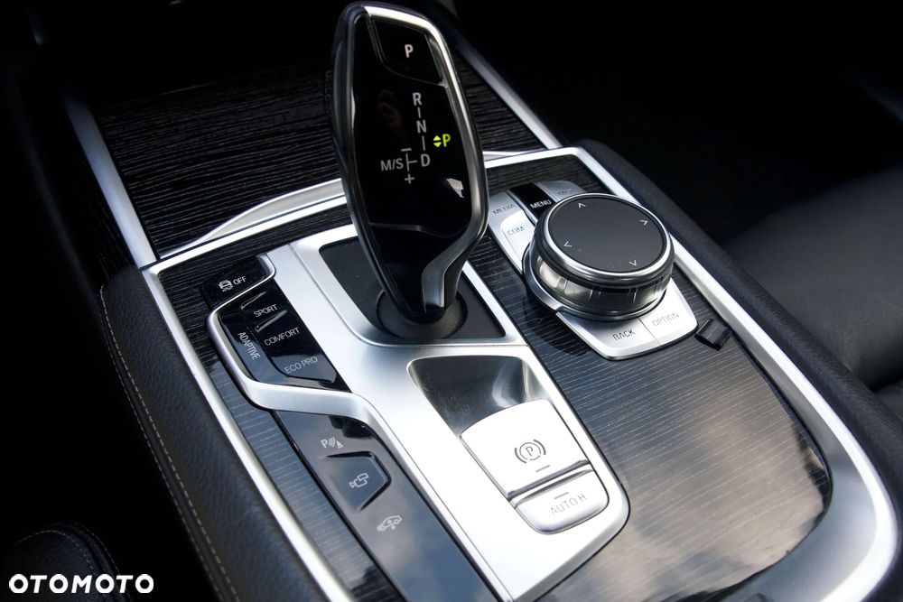 BMW Seria 7 740Li xDrive - 32