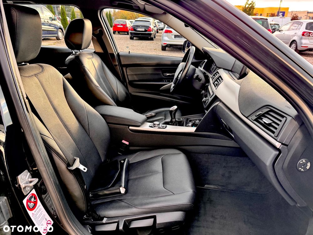 BMW Seria 3 320i Touring - 26