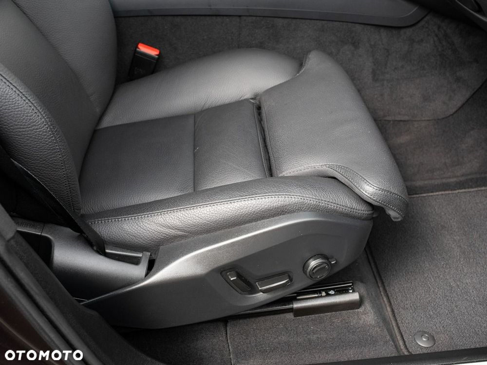 Volvo XC 60 B5 B AWD Plus Dark - 28