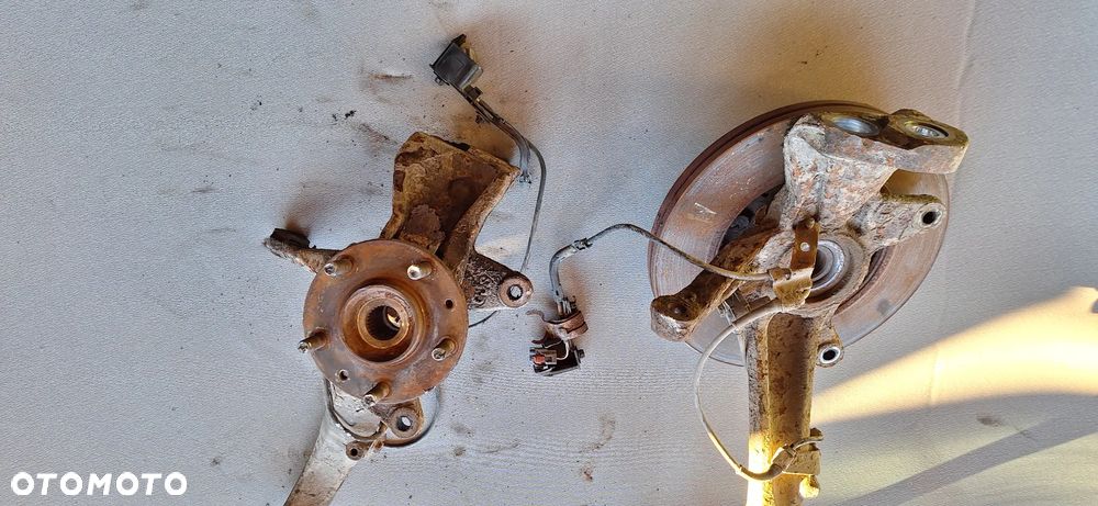 Zwrotnica prawa lewa mazda 6  2.3 b - 3