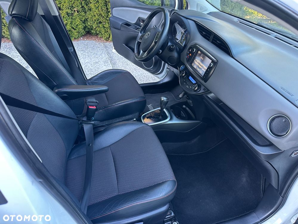 Toyota Yaris Hybrid 100 Premium - 13