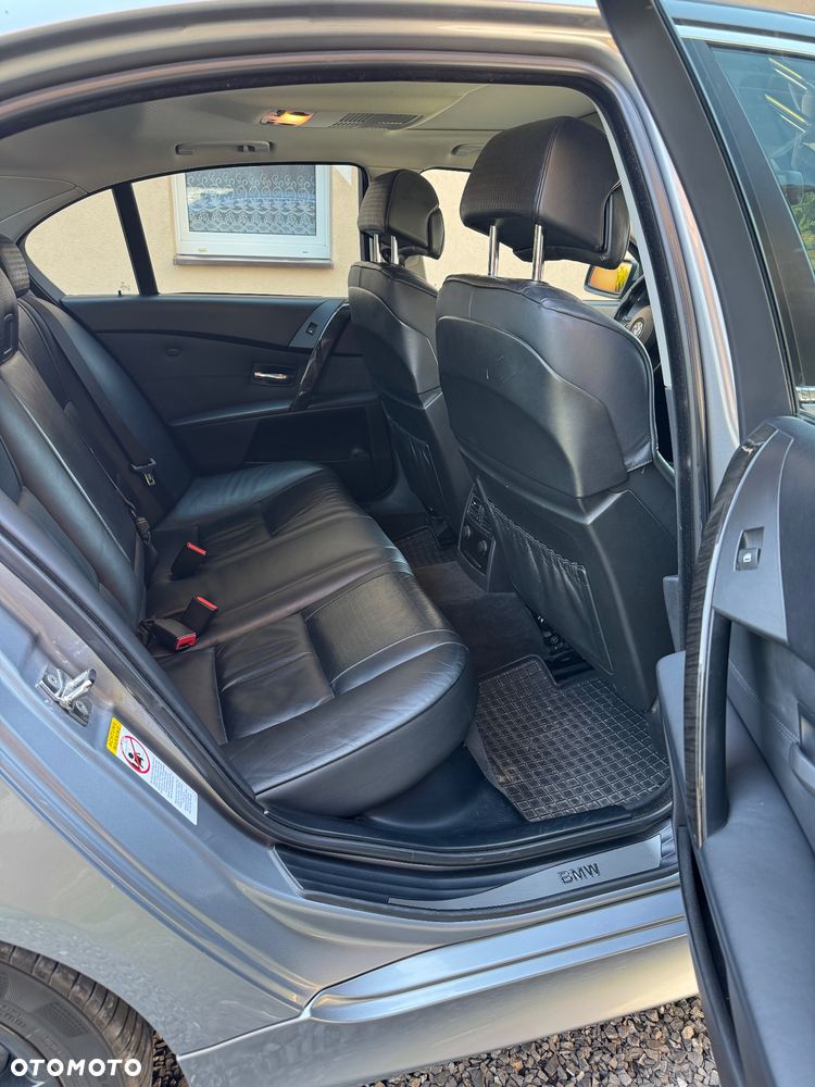BMW Seria 5 550i - 11