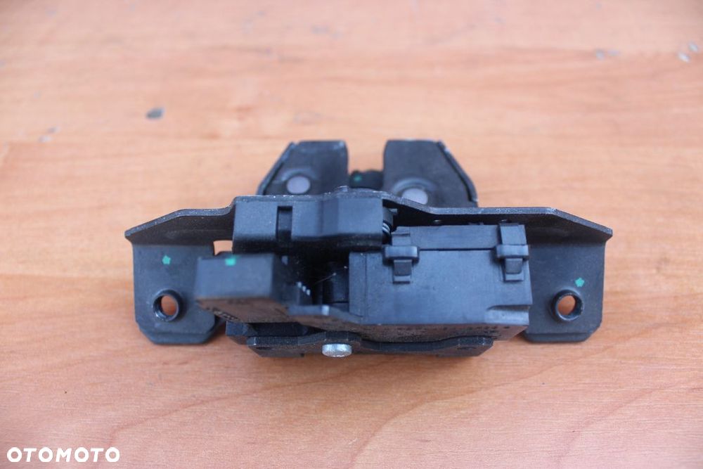 ZAMEK KLAPY BAGAŻNIKA TYŁ OPEL ASTRA J HATCHBACK - 2