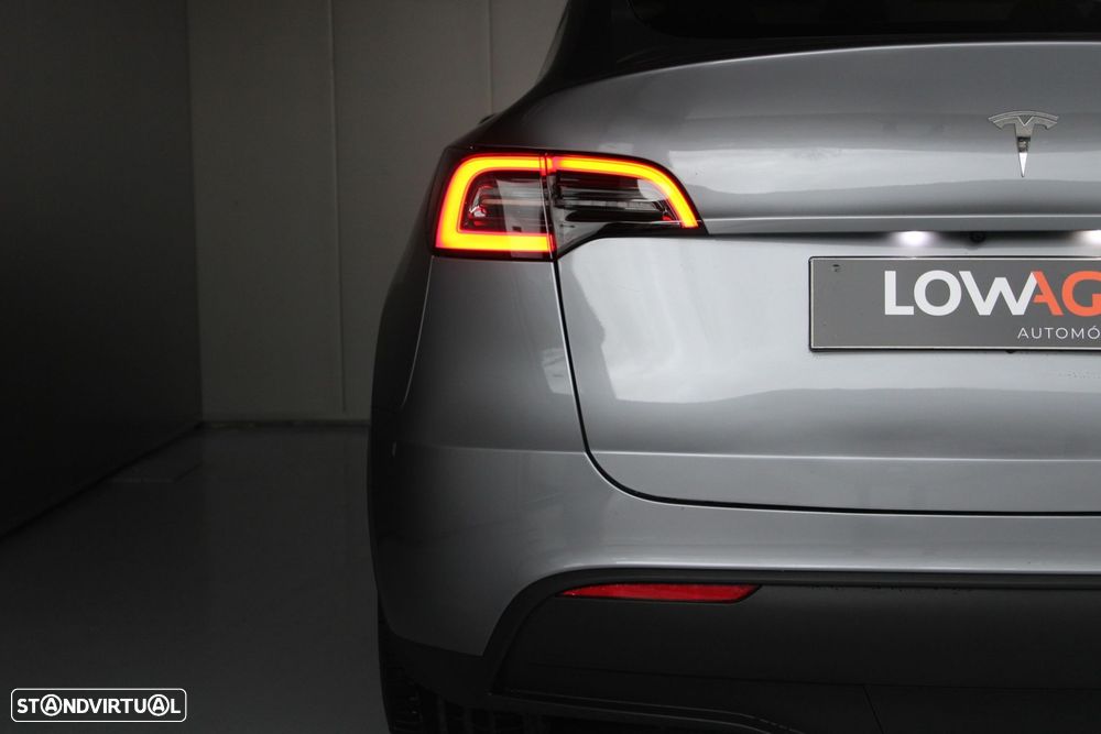 Tesla Model Y Long Range Dual Motor AWD - 31