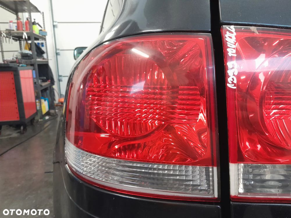 VW TOUAREGO LAMPA LEWA TYLNA LEWY TYŁ W BŁOTNIK - 1
