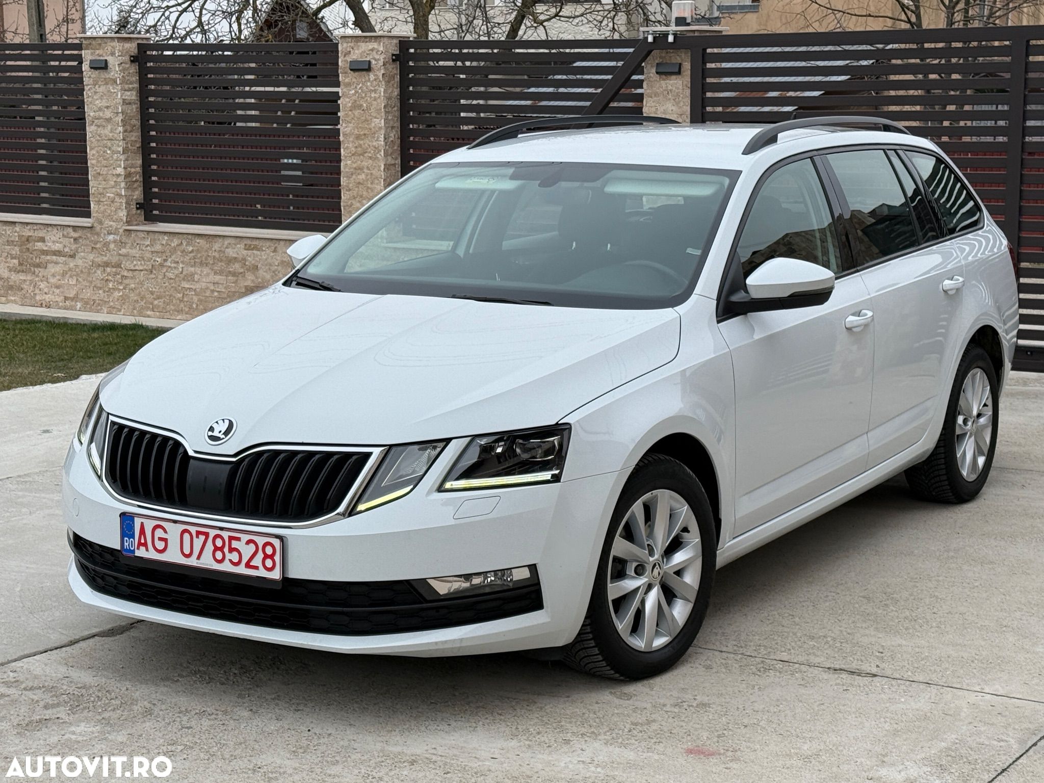 Skoda Octavia Combi Diesel 1.6 TDI DSG Style - 1
