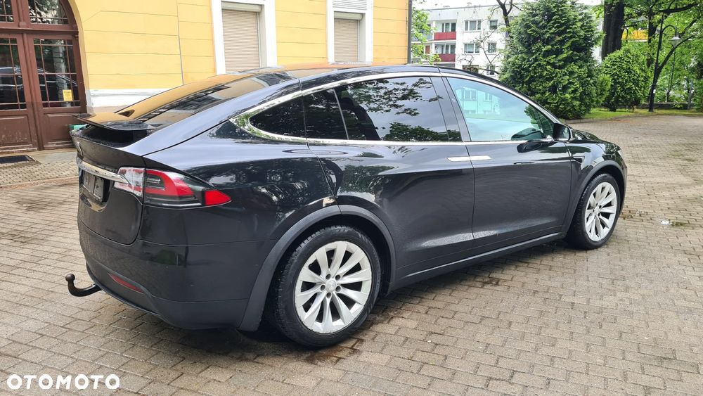 Tesla Model X - 8