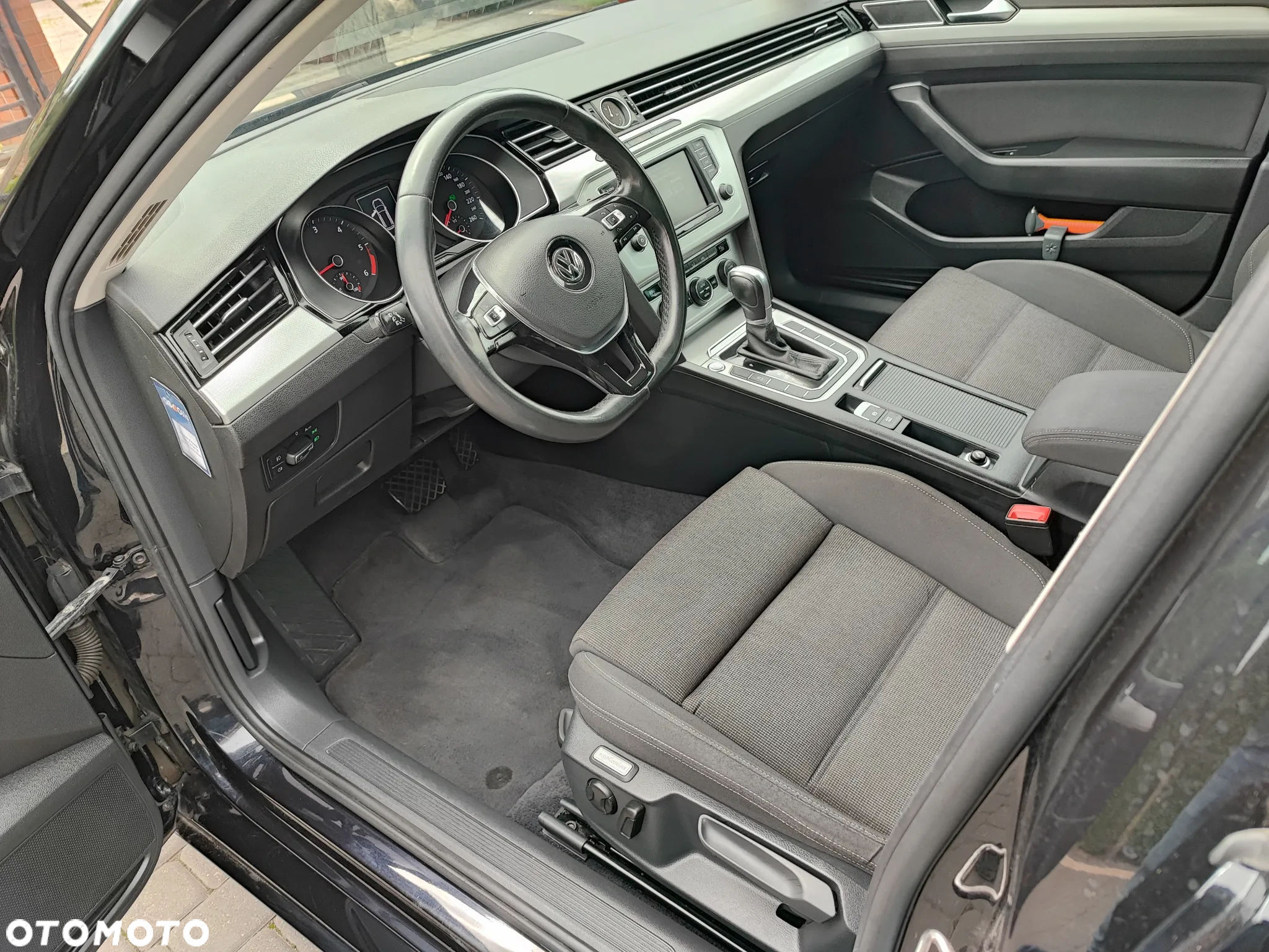 Volkswagen Passat Variant 1.6 TDI (BlueMotion Technology) DSG Comfortline - 9