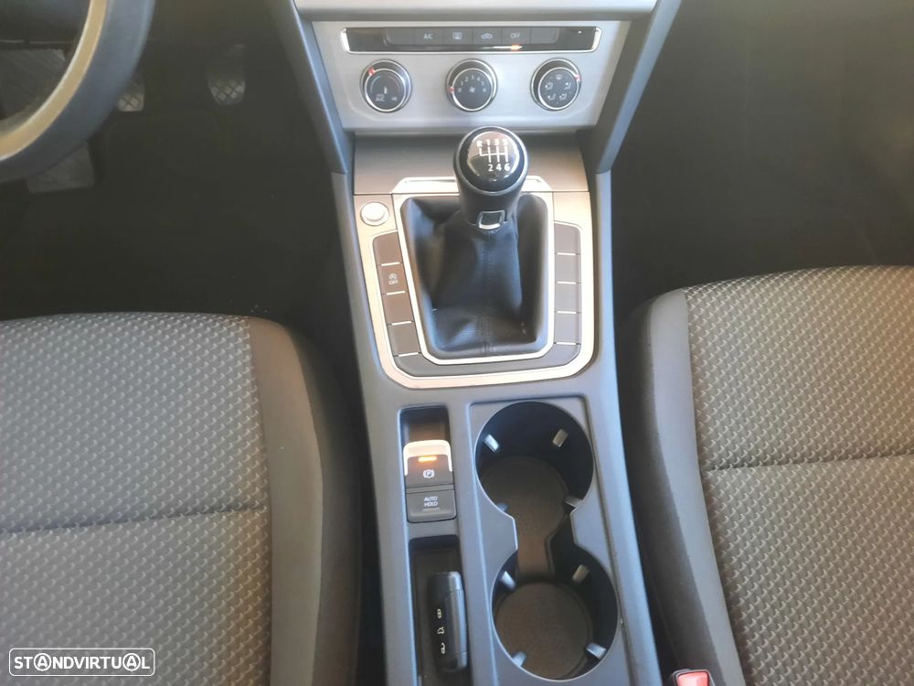 VW Passat 1.6 TDI BlueMotion - 25