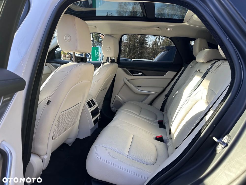 Jaguar F-Pace P250 AWD R-Dynamic SE - 22