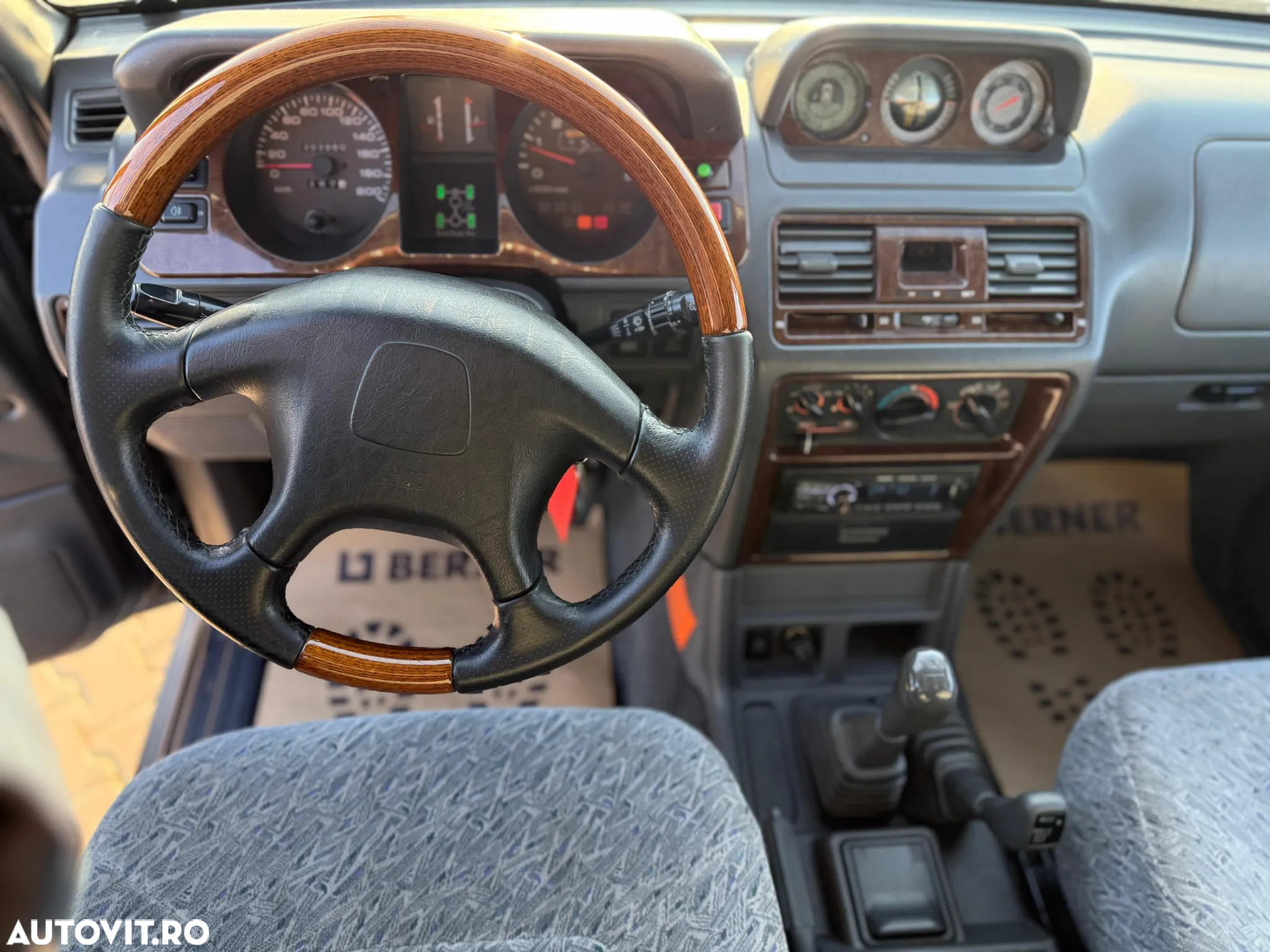 Mitsubishi Pajero - 9