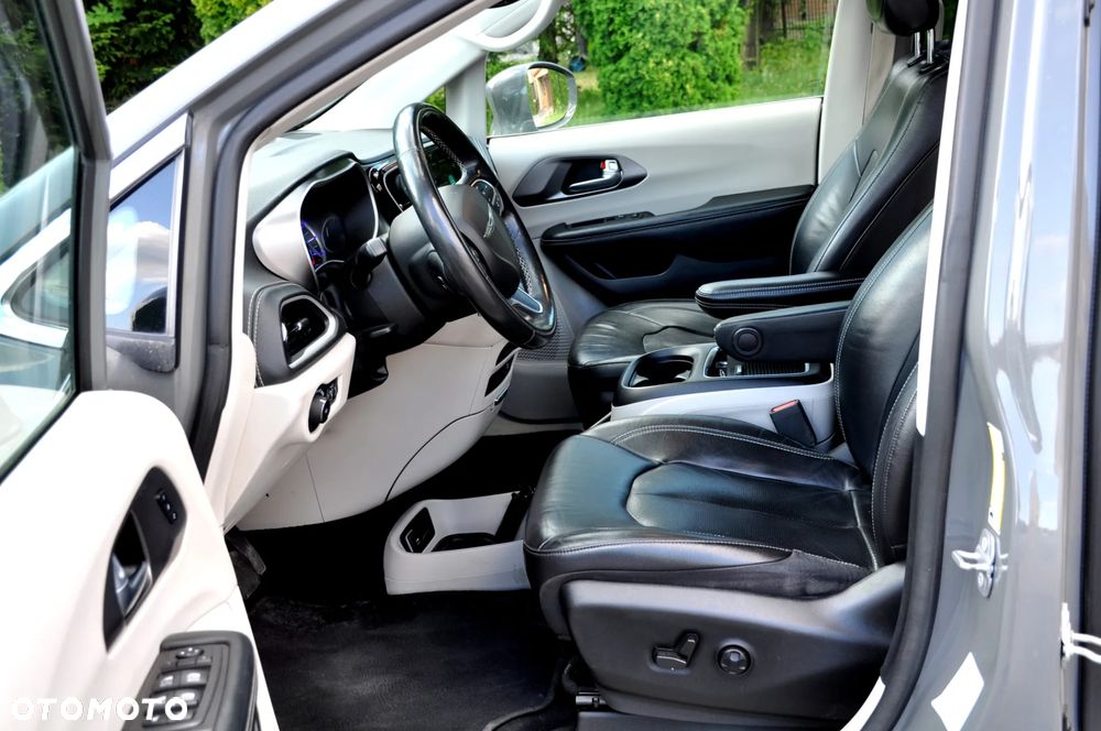 Chrysler Pacifica - 26