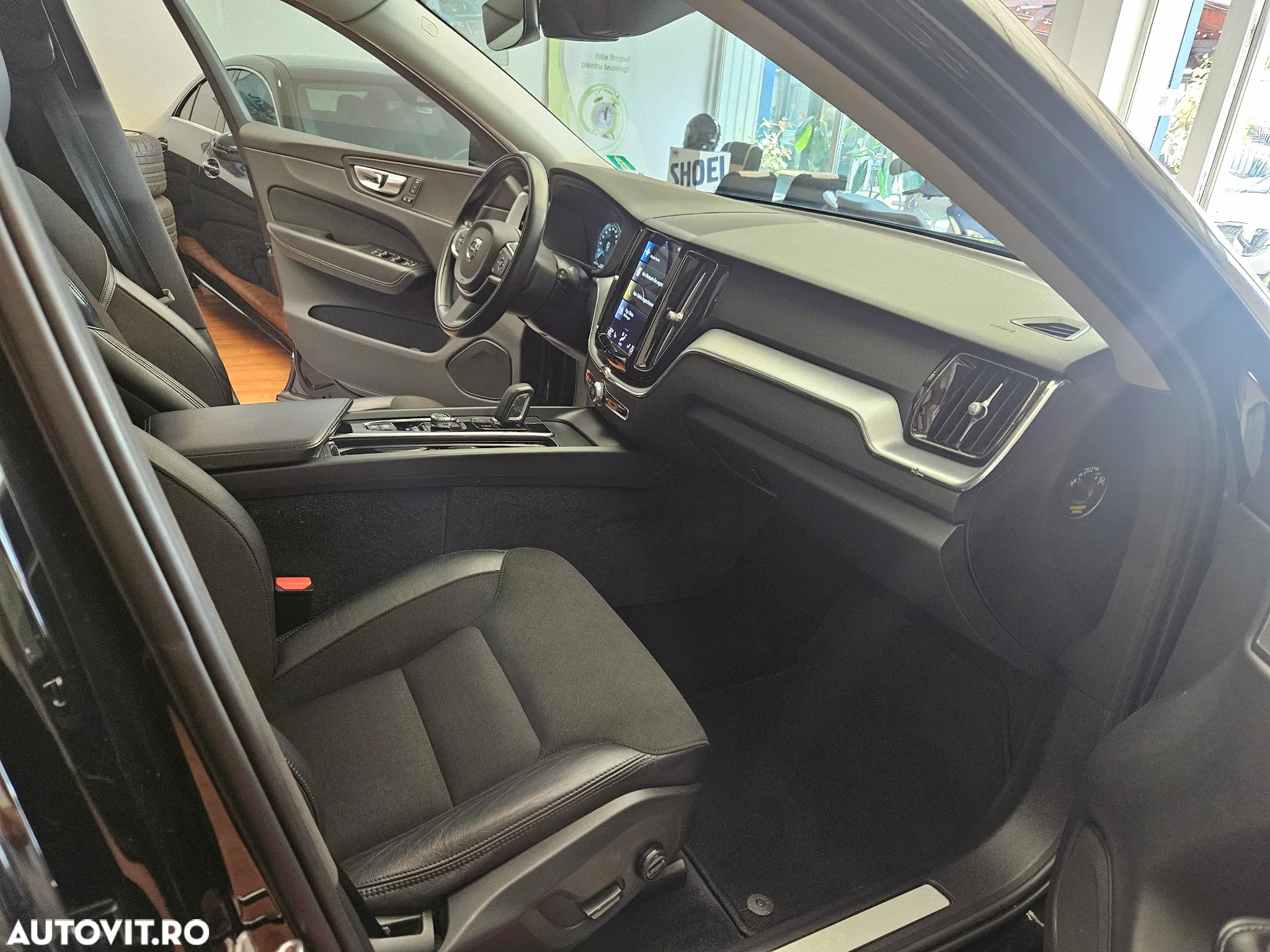 Volvo XC 60 B4 MHEV AT8 FWD Momentum Pro - 13