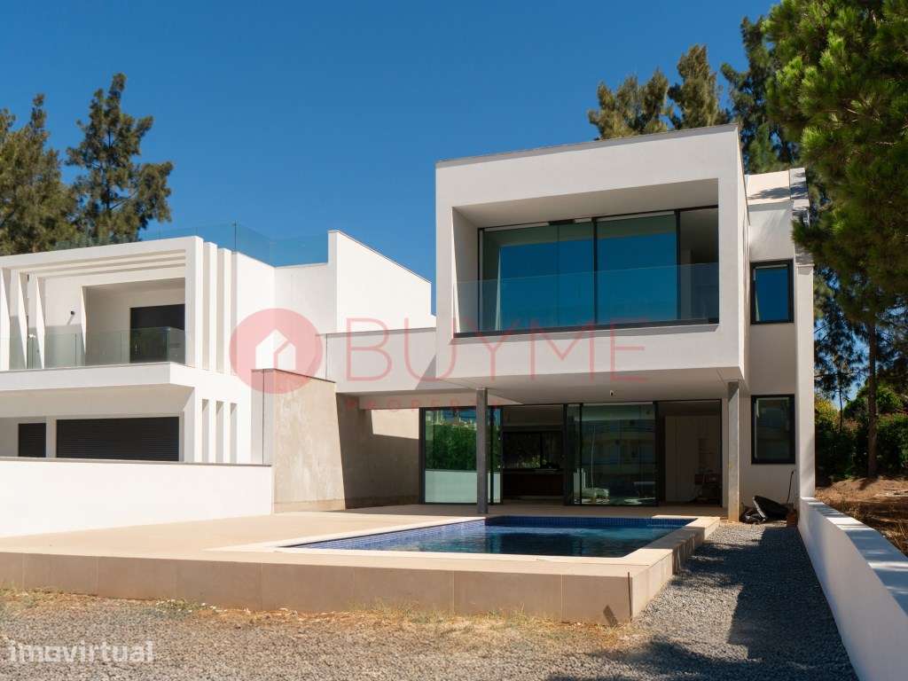 Moradia de Luxo T4 em Vilamoura com Piscina e Design Contemporâneo - Grande imagem: 2/40
