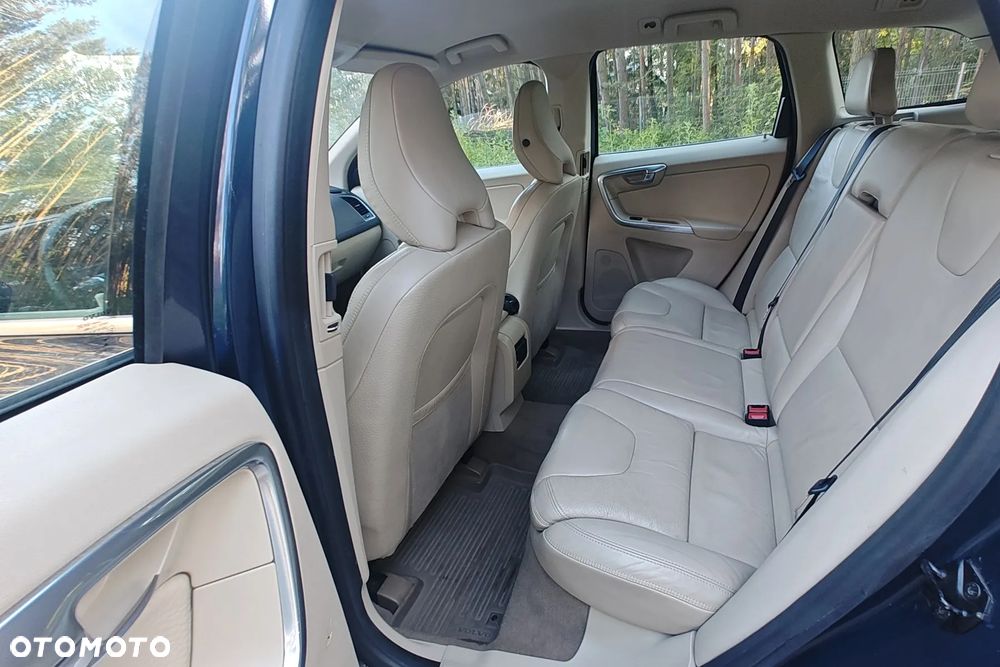 Volvo XC 60 2.4D AWD Momentum - 12