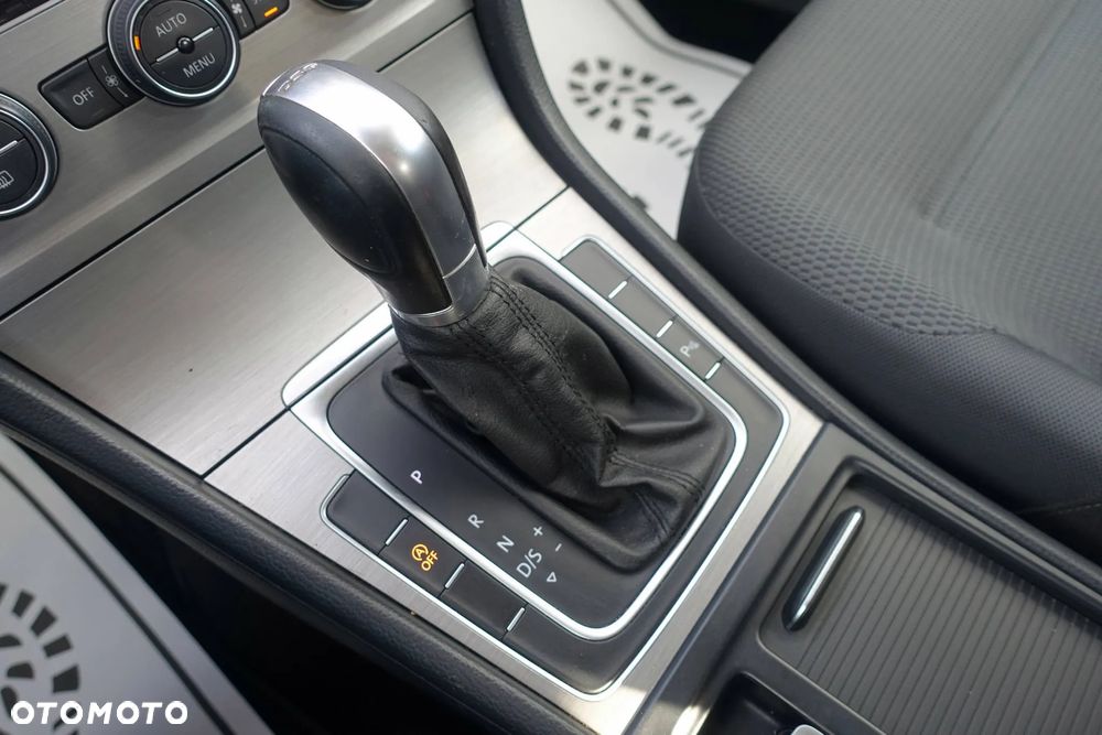 Volkswagen Golf 2.0 BlueTDI DSG Comfortline - 22