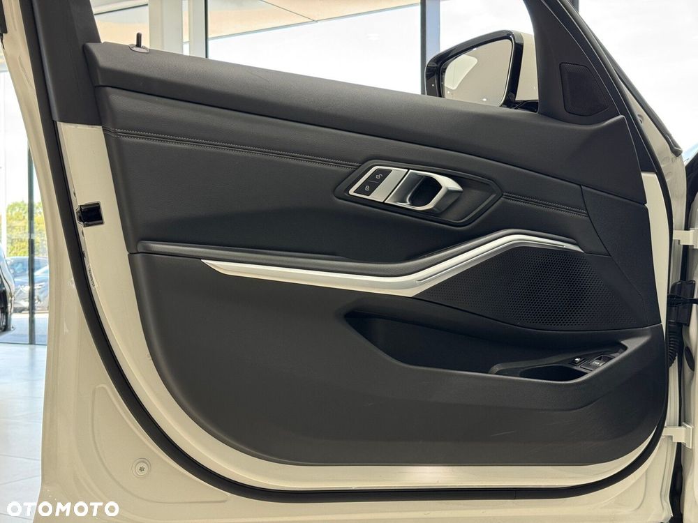 BMW Seria 3 320e Sport Line - 12