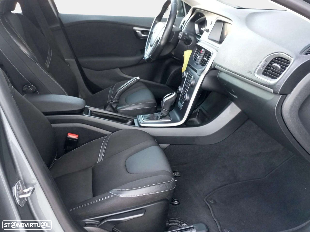 Volvo V40 2.0 D3 Momentum Geartronic - 9