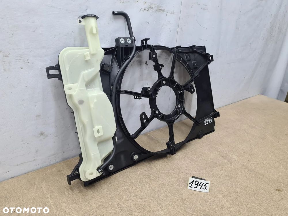 Toyota Yaris 4 IV 16711-K0060 obudowa wentylatora ze zbiorniczkiem wyrównawczym - 3