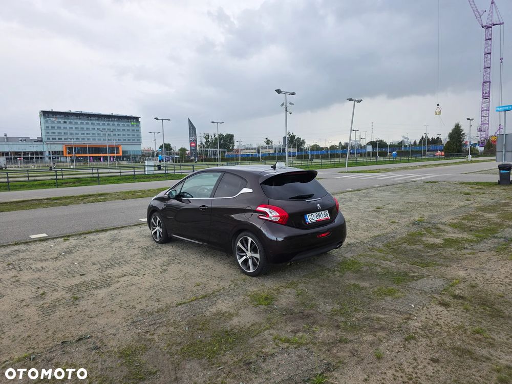 Peugeot 208 - 8